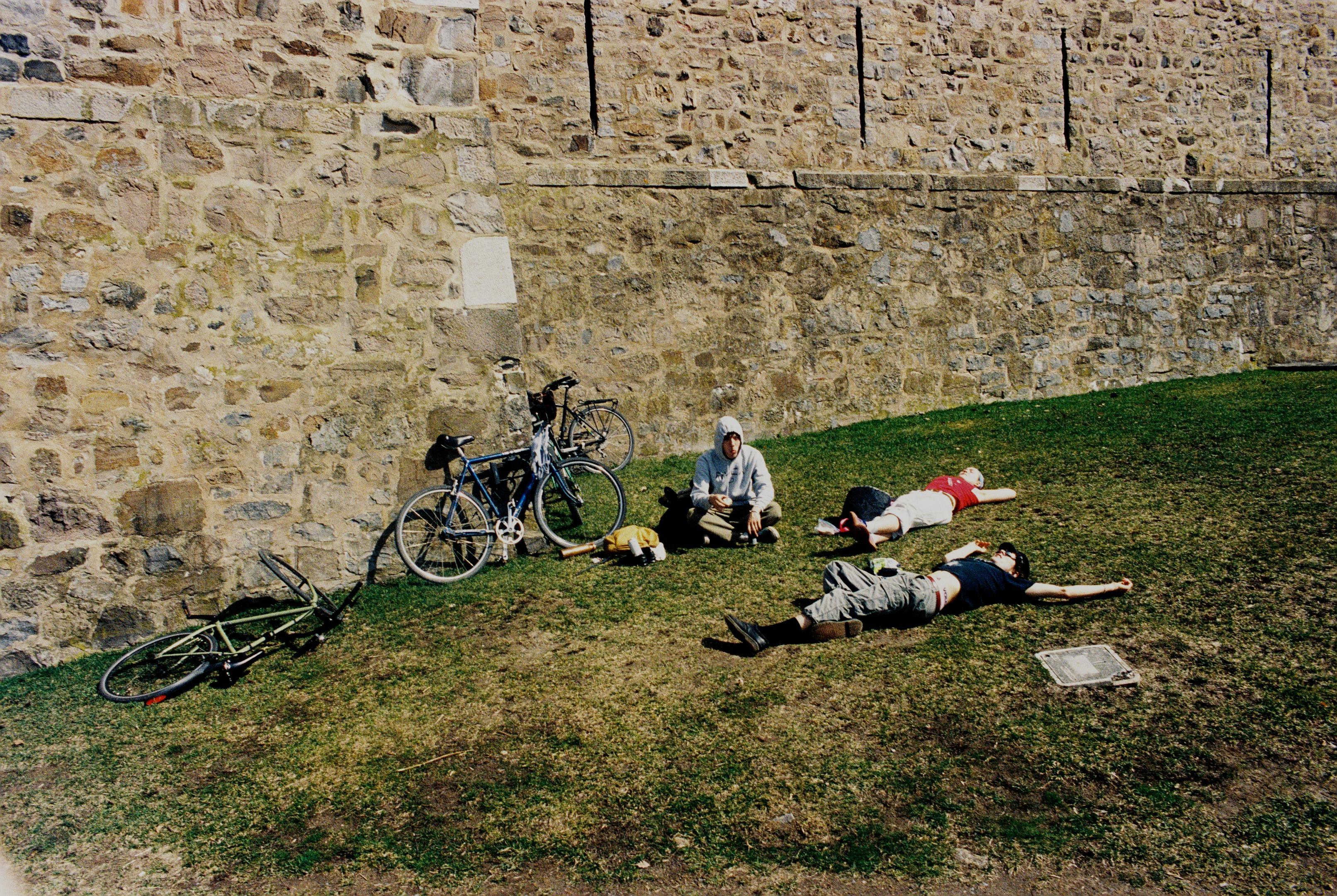 3 young people resting after biking to Fort Chambly
